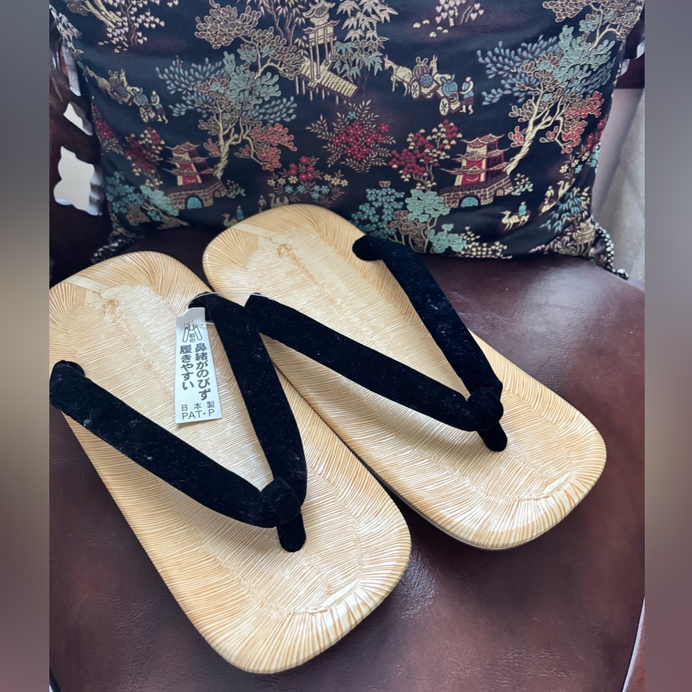 Universal Japanese Black and Tan Sandals NWT